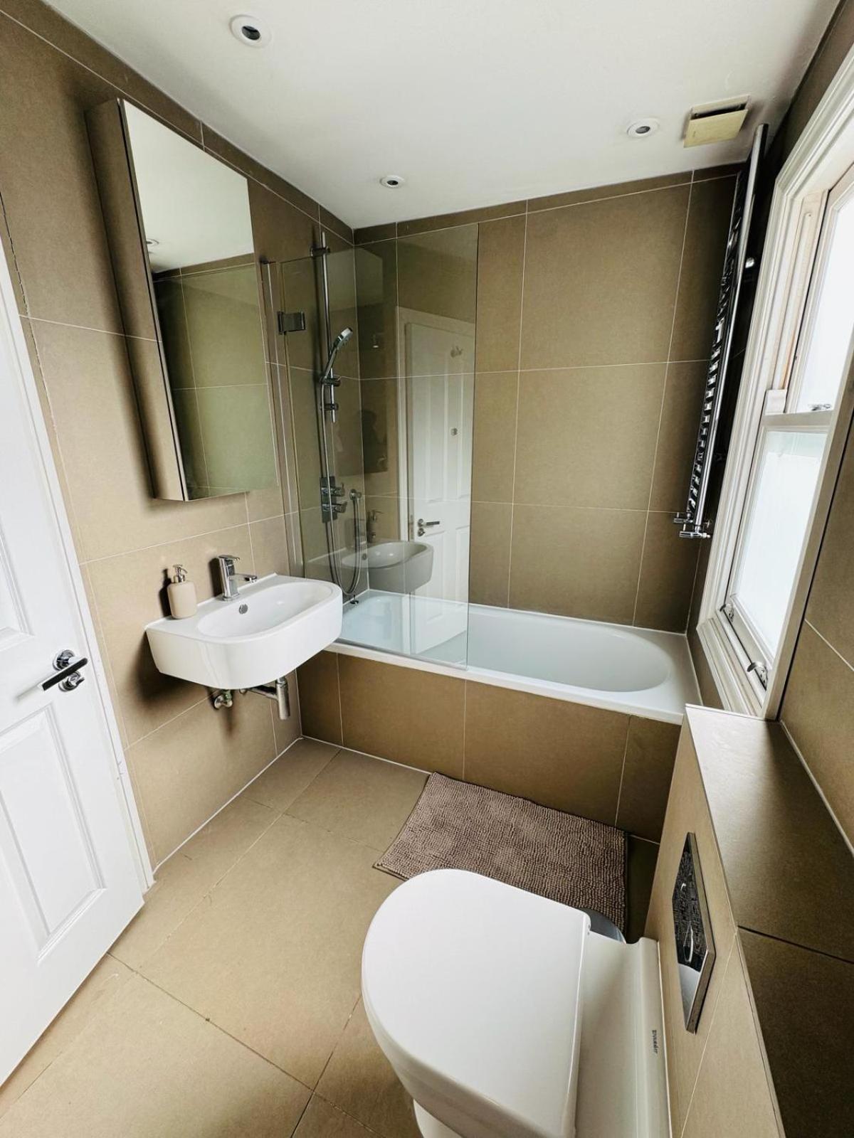 Stunning Flat In Chiswick Apartment London Bagian luar foto